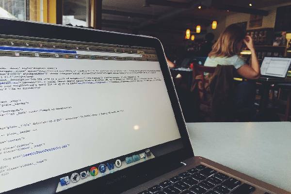 进步显著，曼联比上赛季同期多拿了8个积分