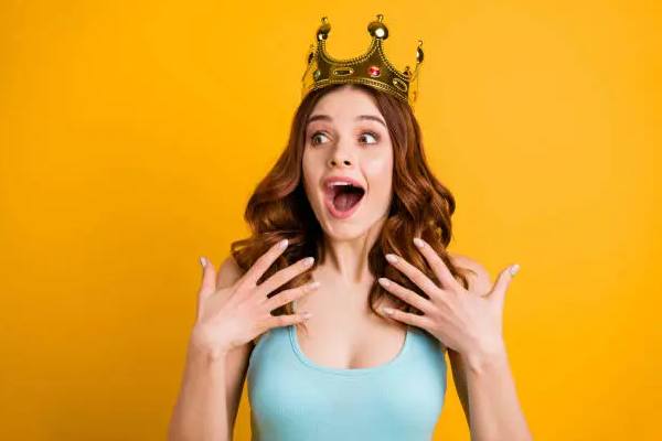 记者：克瓦拉茨赫利亚昨日训练中受伤，今天在室内训练