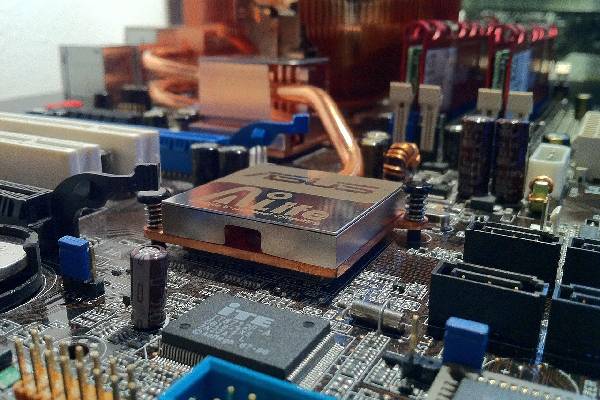 男子高速上边开车边看短剧 追尾半挂被拖行 A柱都没了